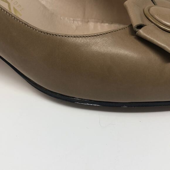 EUC Salvatore Ferragamo button front 7 1/2 heels - Picture 6 of 8